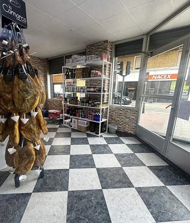 Jamones, estanterías y producto de la tienda