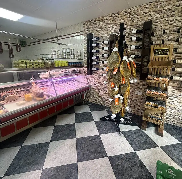 Jamones y vitrina de charcutería