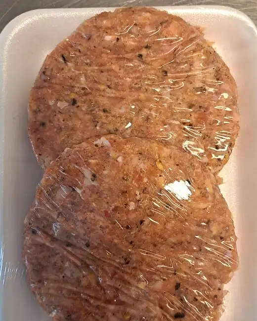 Hamburguesas caseras de pollo con boletus en bandeja