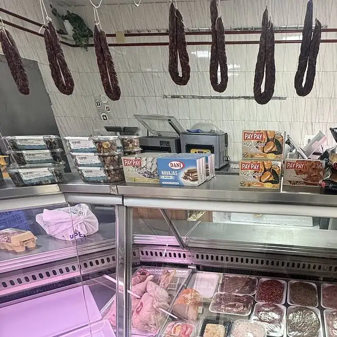 Mostrador y vitrina de la carnicería