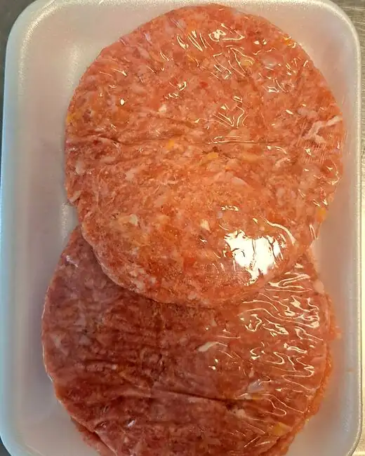 Hamburguesas caseras de pollo en bandeja